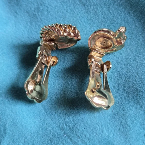 Dior Vintage Gold-Tone Twisted Clip-On Earrings - Picture 3 of 9